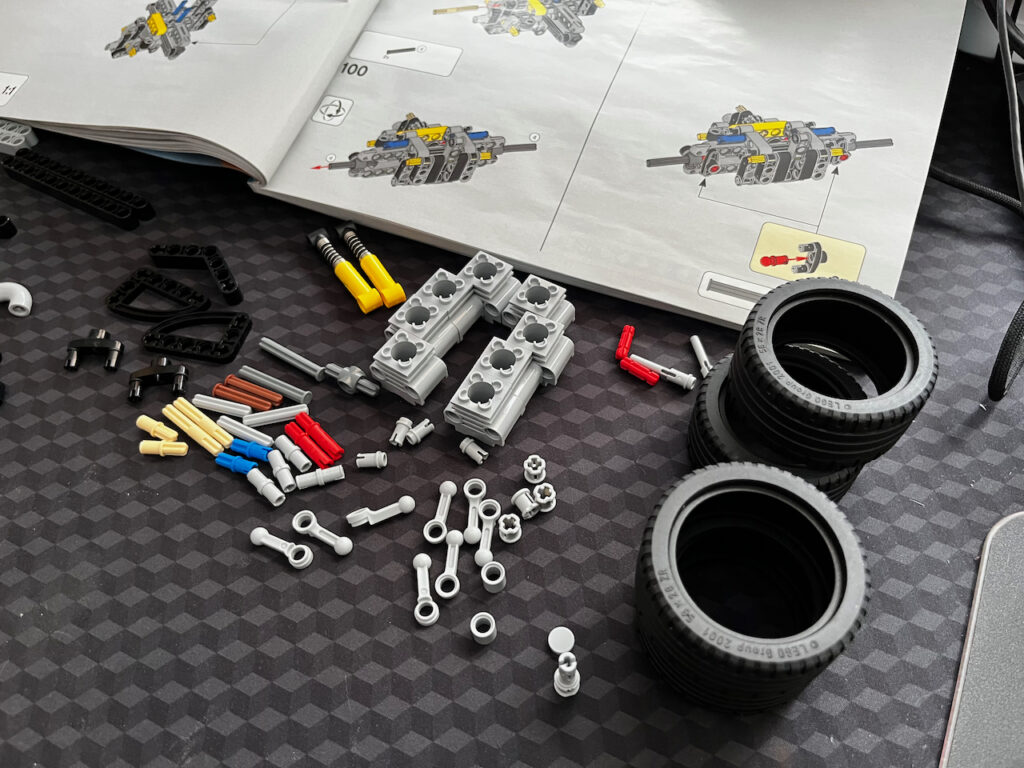 Opony LEGO 42111