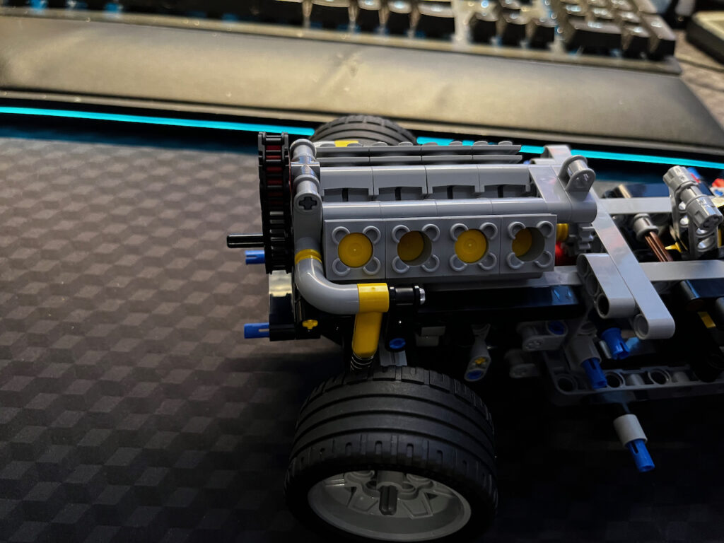 zamontowany V8 z LEGO 42111