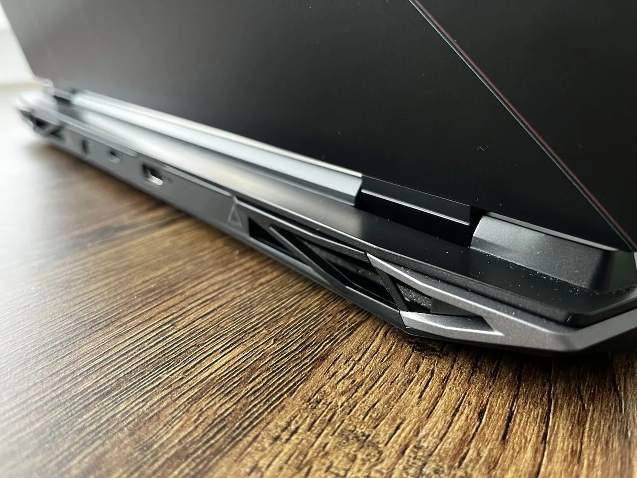 ACER NITRO 5 2022 tylne wyloty ciepłego powietrza