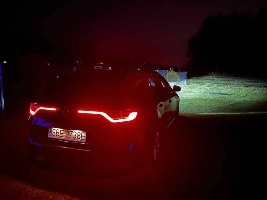 Megane nocą