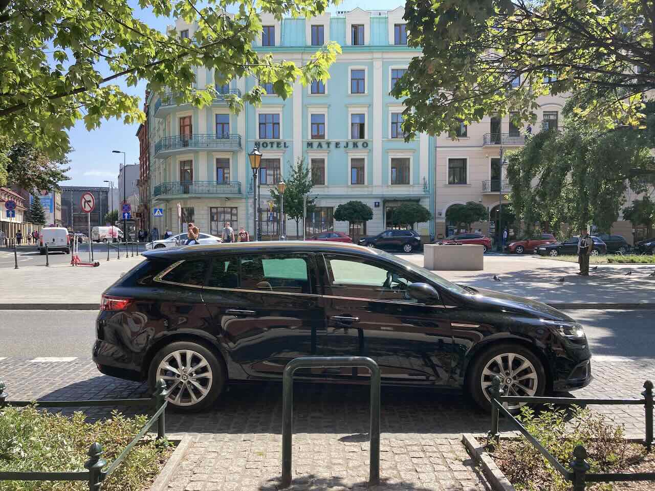 Magena pod hotelem w KRK
