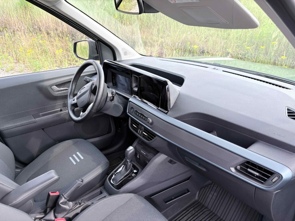 schowki w przedniej części kabiny tourneo ford